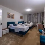 Deloris 4*