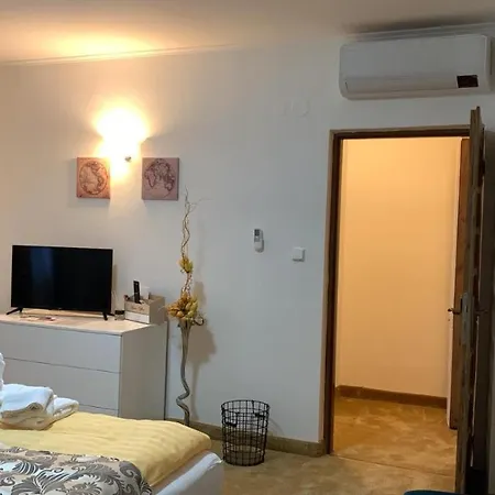 Deloris 4*
